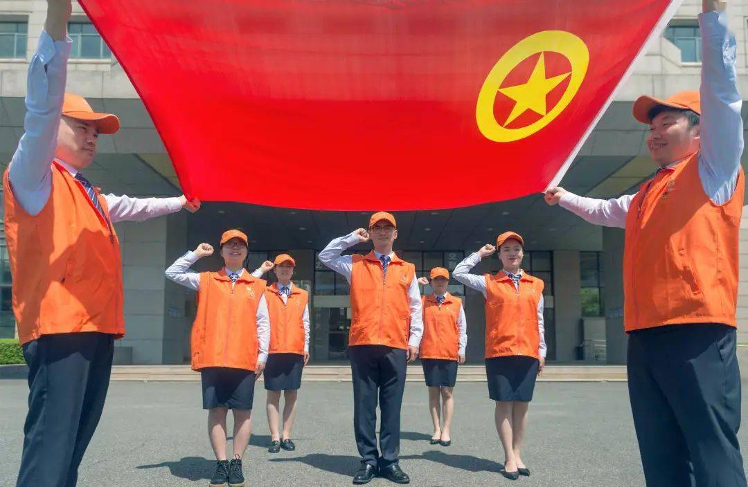 献礼建团百年看我们与团旗合影的样子多美