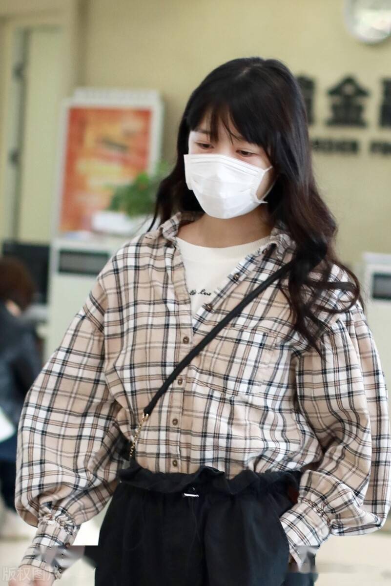 徐娇格子衬衣搭休闲裤现身机场,朴素大方气质好