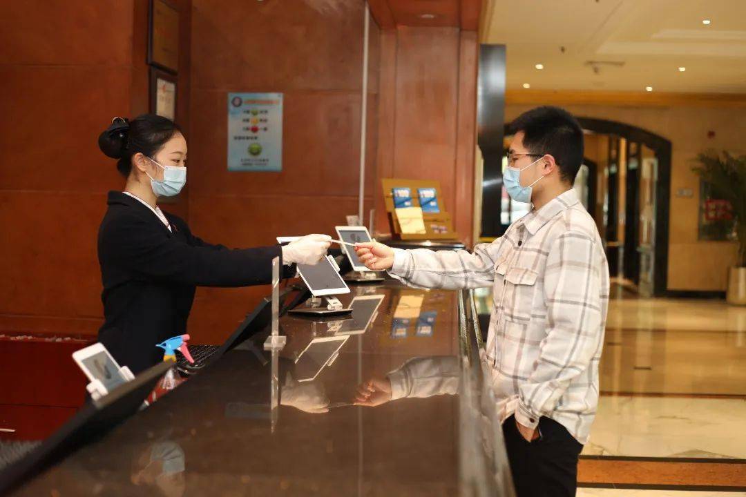 出示健康码和行程码,进行体温检测并按照规定登记相关信息;71酒店
