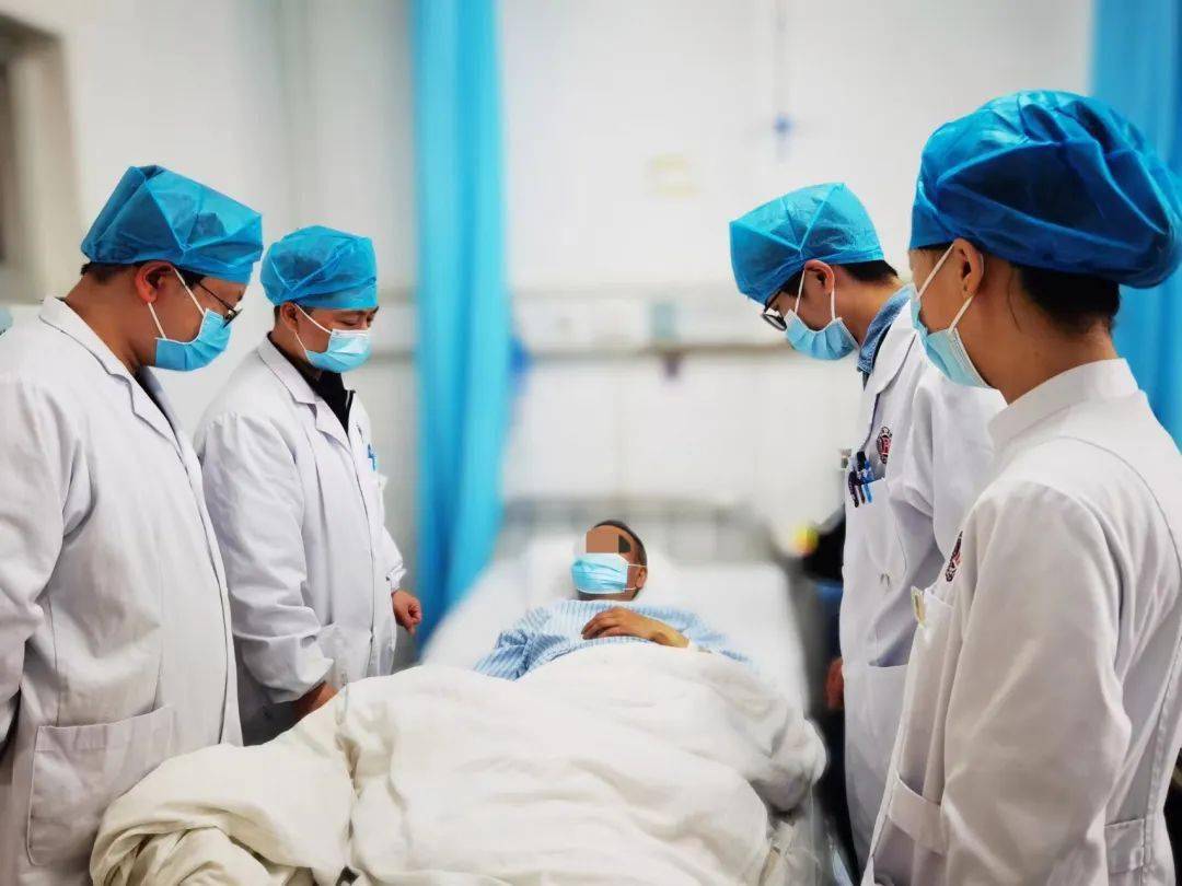 膀胱结石比鸭蛋大还拖出了膀胱癌五旬男子终身都得在肚皮上排便