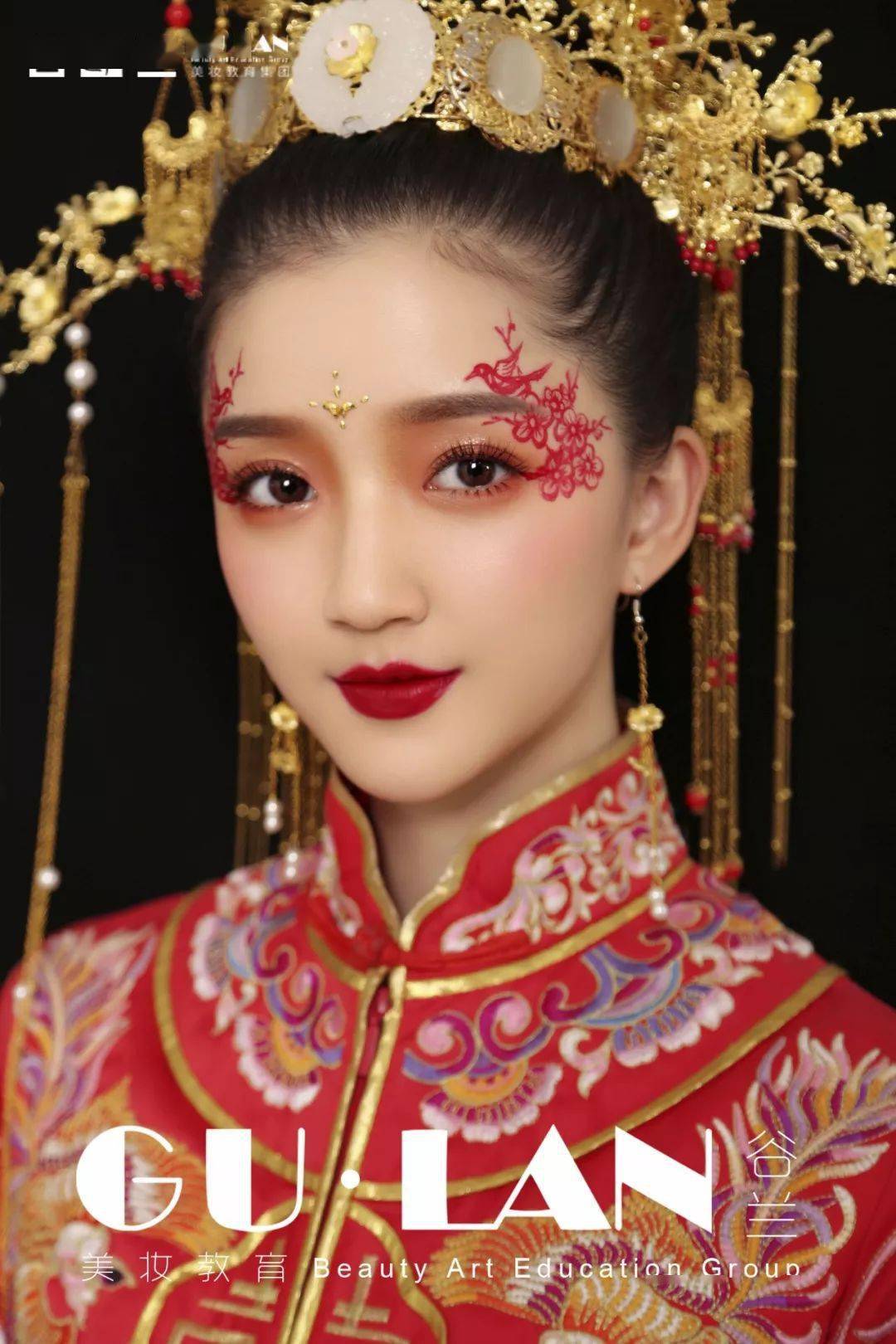 鲜花减龄妆容清新减龄妆容配以鲜花头饰让你仙气十足,鲜花造型搭上