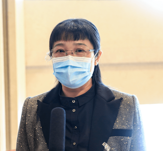 出席政协南阳市宛城区第七届委员会第一次会议的政协委员向大会报到