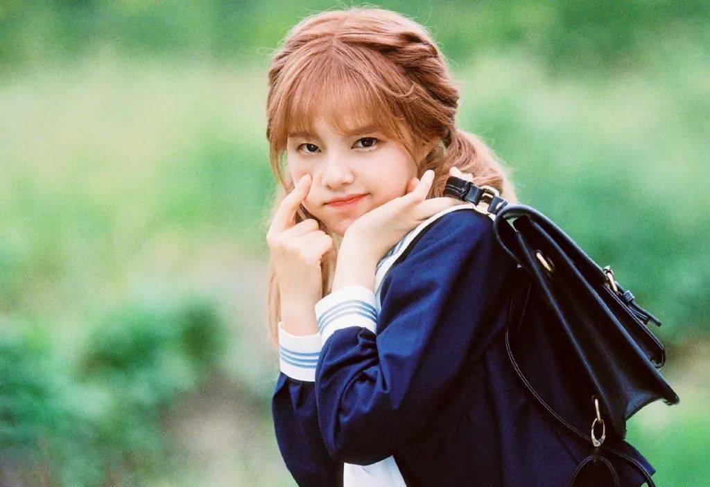 少女与制服 从来都是绝配!_写真_微风_草地