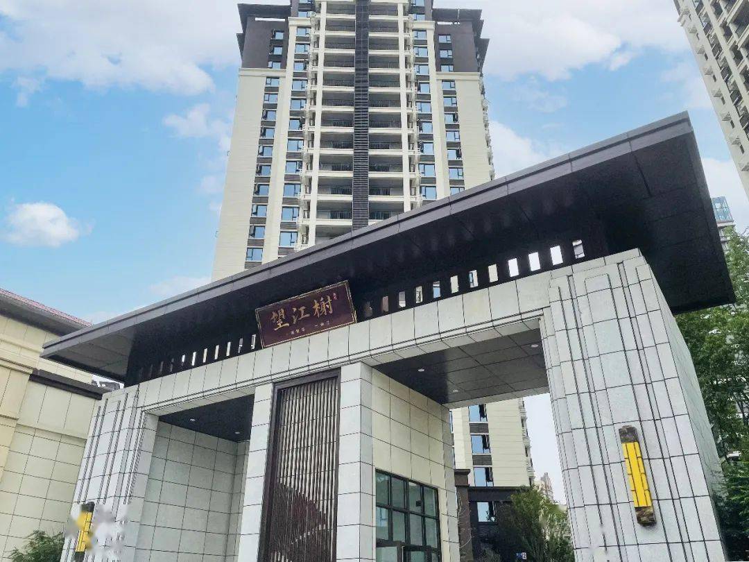 小区正大门采用新中式建筑风格,整体看起来比较沉稳大气.