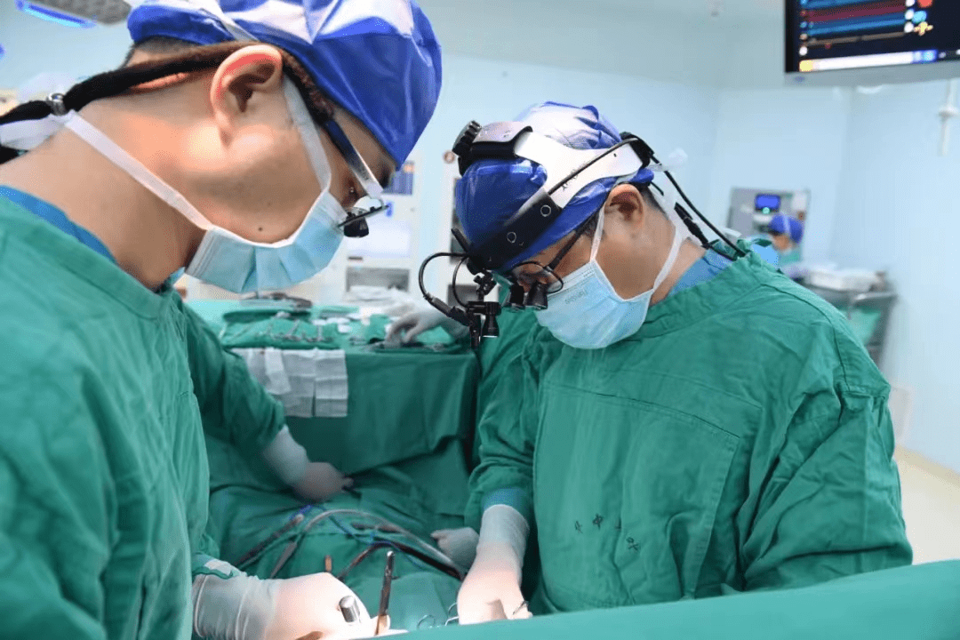 取自体心包片重建心脏"阀门"