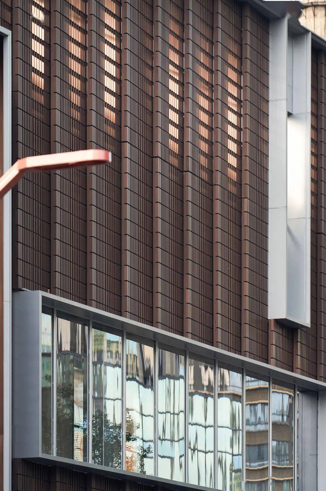 幕墙外表皮的基本单元是一个20*60的铝格栅,形式如砖,而红砖又是东郊