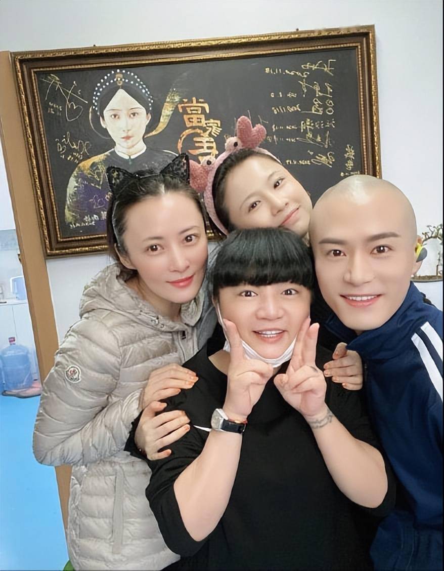 蒋勤勤一家三口看展被偶遇素颜紧绷很自然全程有摄影师跟着