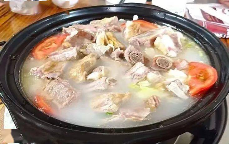 丽江腊排骨火锅选用的是经土法腌制的排骨,用砂锅炖煮,在云南美食中