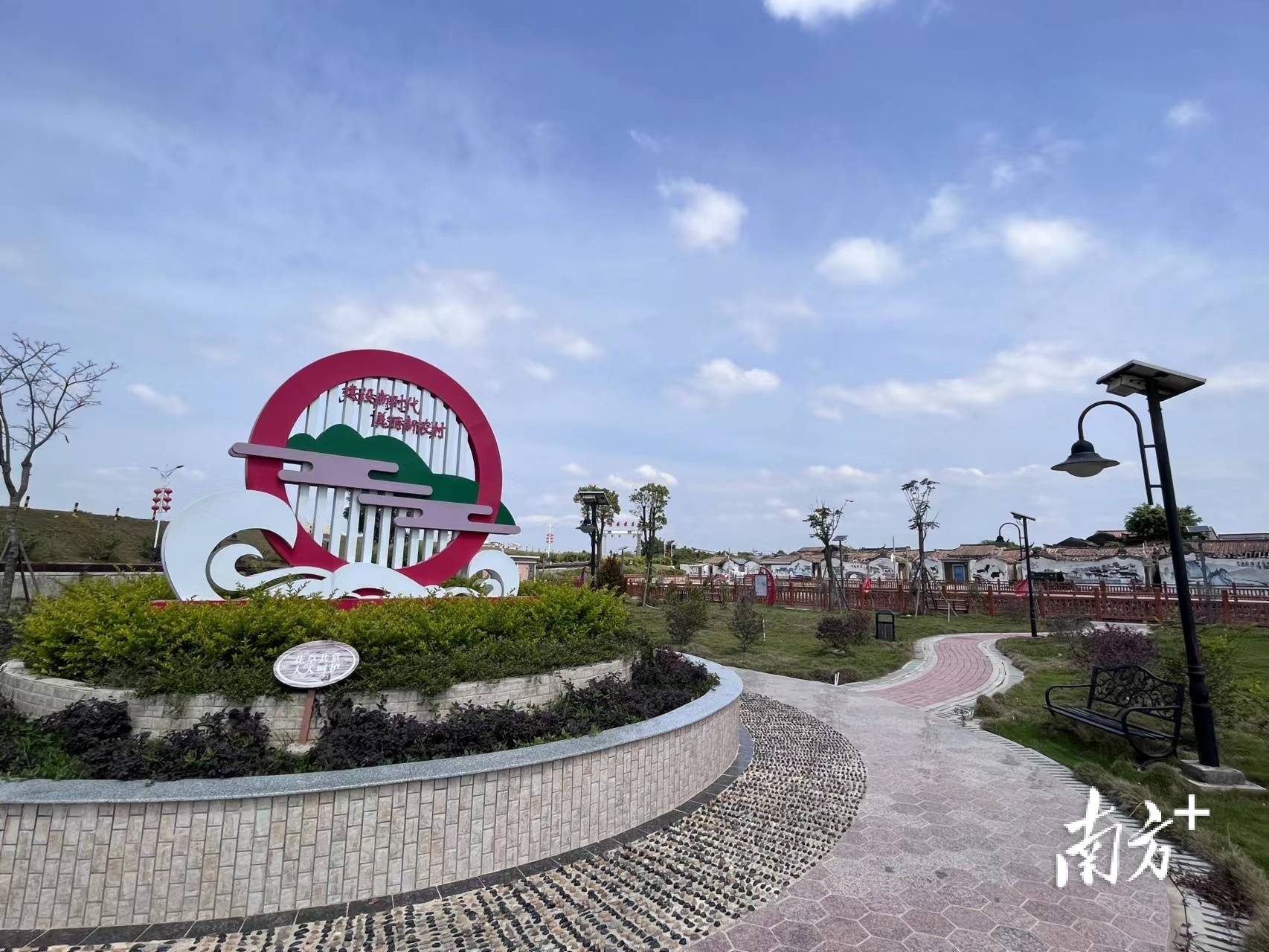 惠来县隆江镇充分发挥圩镇的纽带作用,坚持镇村一体联动,城镇化与乡村