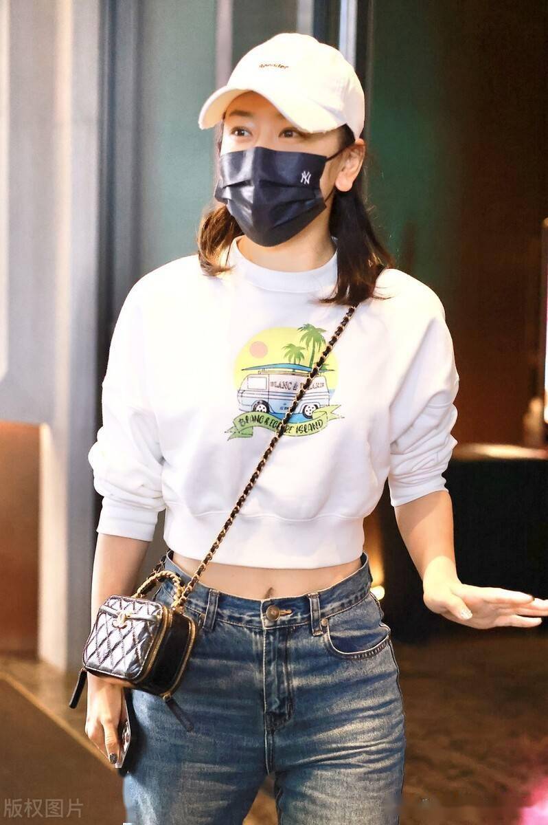 街拍毛俊杰白色短卫衣牛仔裤包袋休闲随性