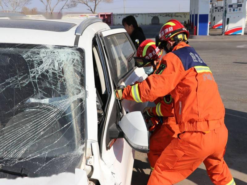 赤峰一加油站发生车祸两人被困