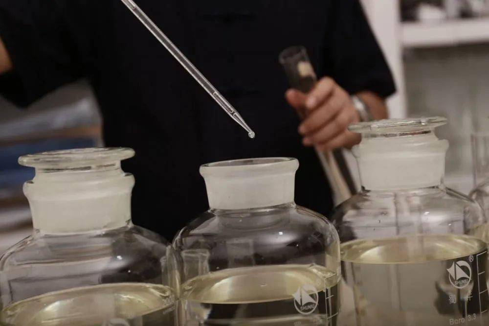 名酒勾兑已成常态化一年卖2亿酒精为何假酒如此招摇过市