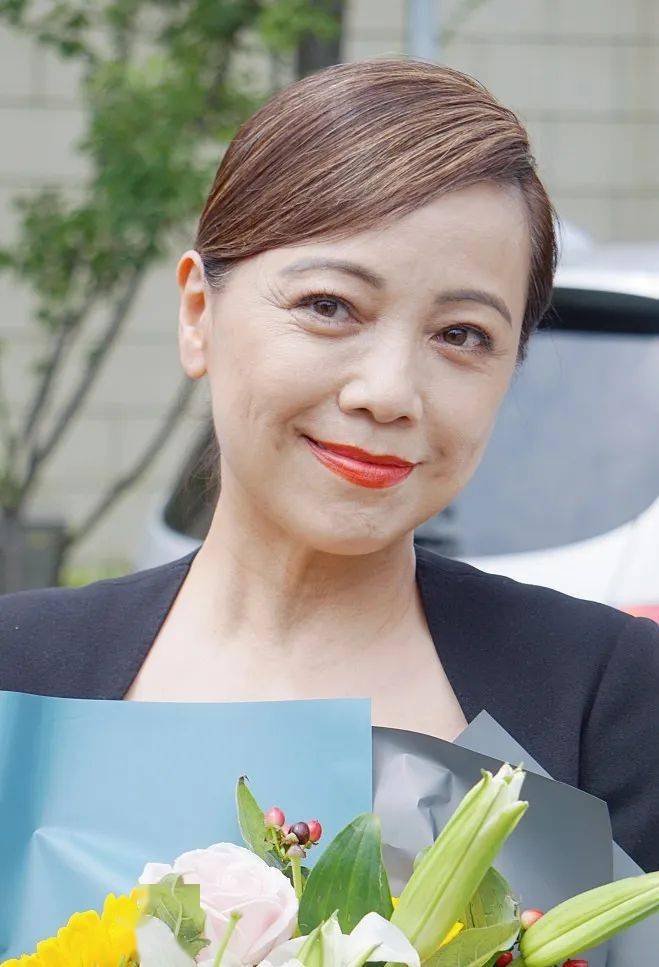 邓萃雯也老了穿西装套装干练又优雅生图皱纹明显一看就有56岁