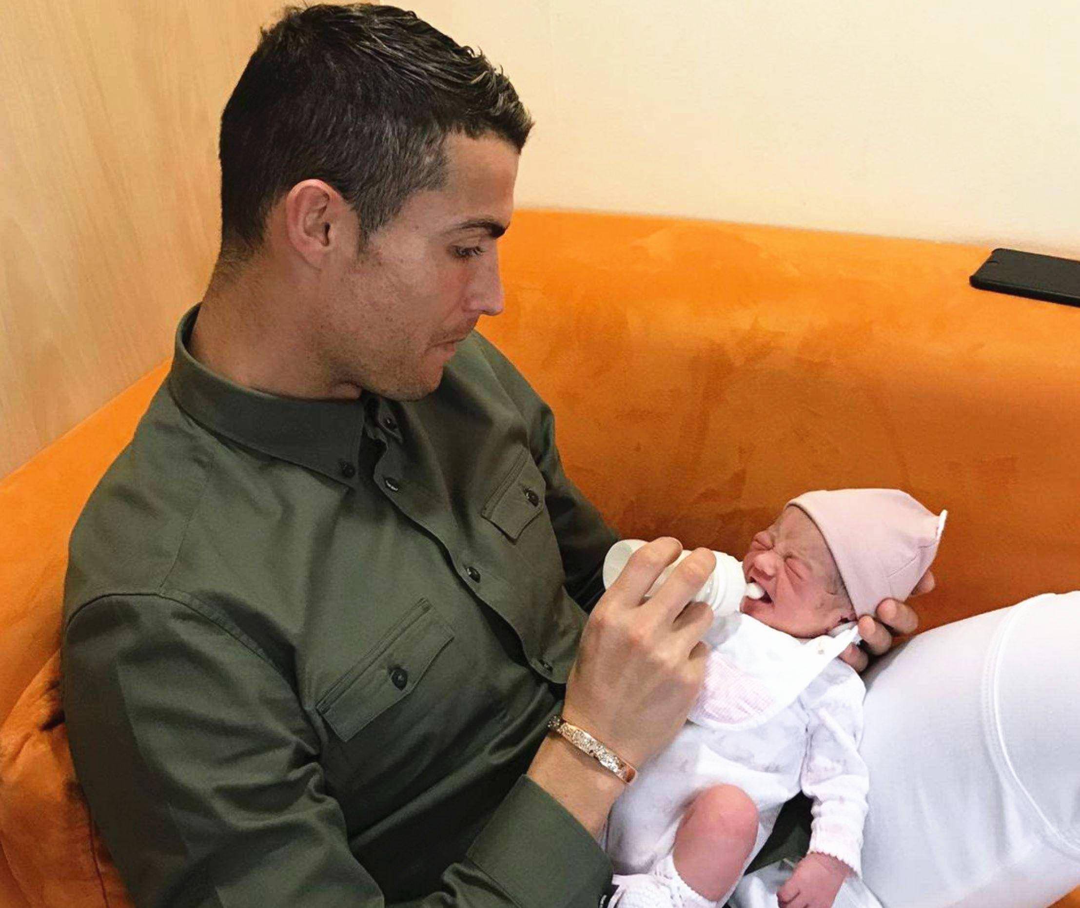 他与女友乔治娜的龙凤胎女婴顺利出生但男婴不幸夭折,c罗表示这是父母