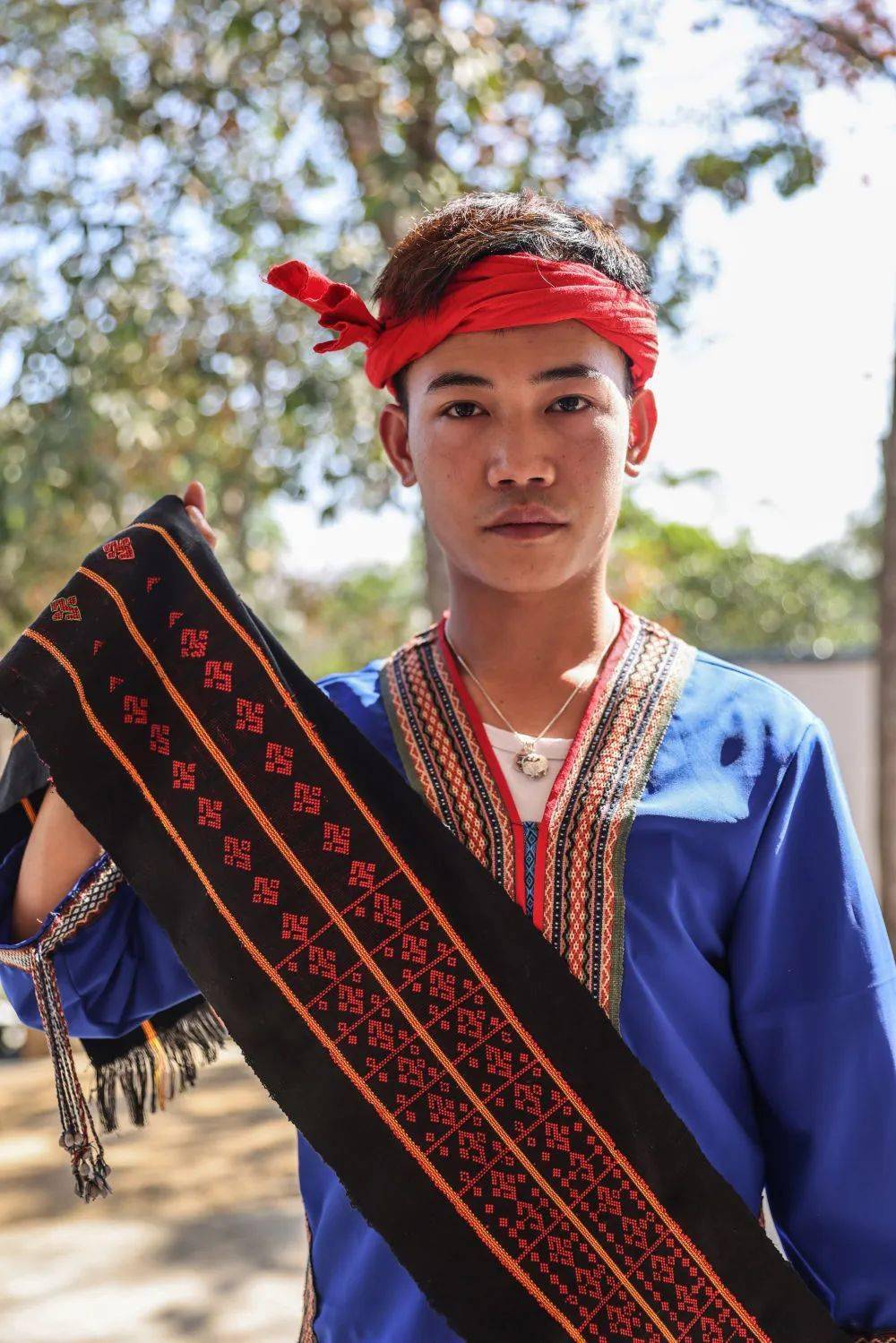 不务正业黎族小伙不仅爱织黎锦还注册了商标