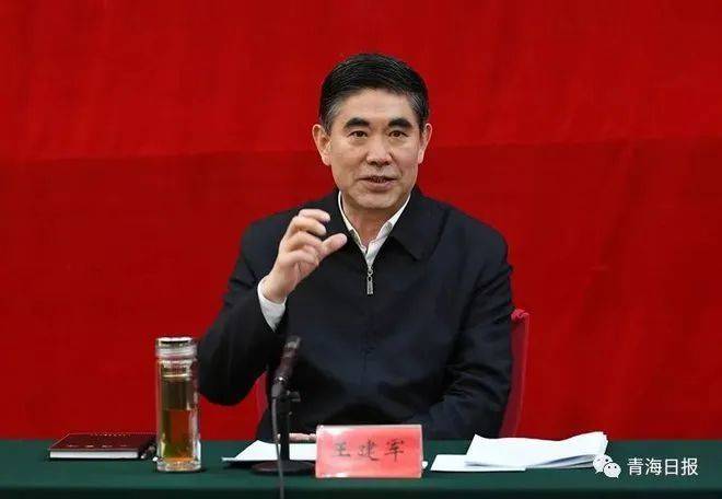 王建军(图片来源:青海日报)公开简历显示,王建军出生于1958年6月,湖北