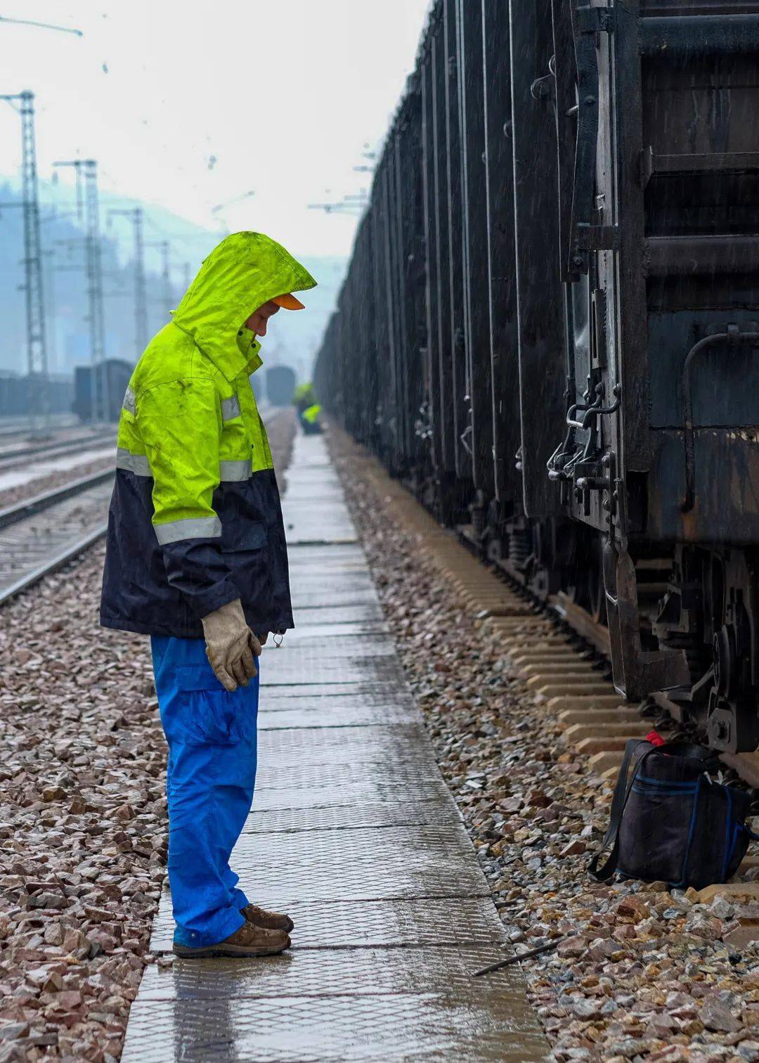 风雨中,挺起"铁"的脊梁_防控_铁路_风险