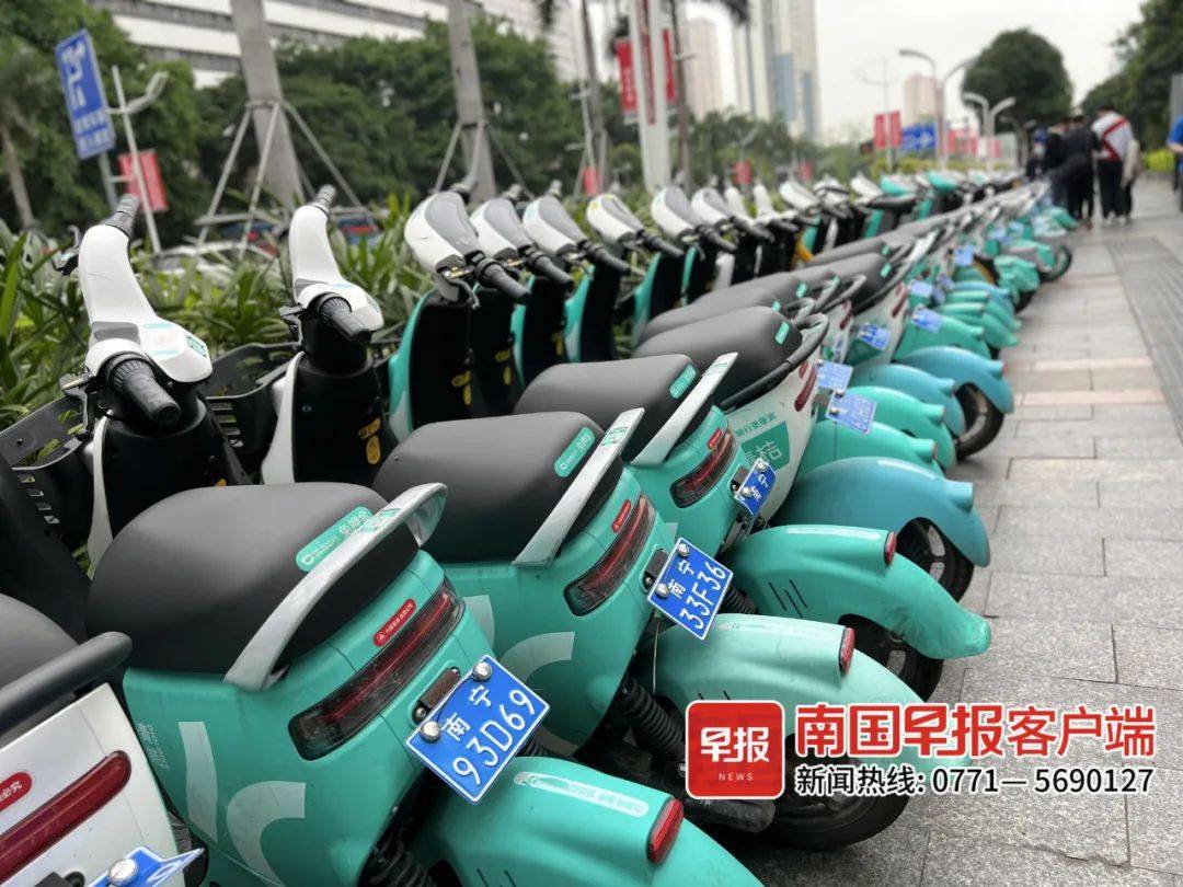 目前南宁共有7家企业,投放将近8万辆共享电单车,高峰期,南宁市日均有
