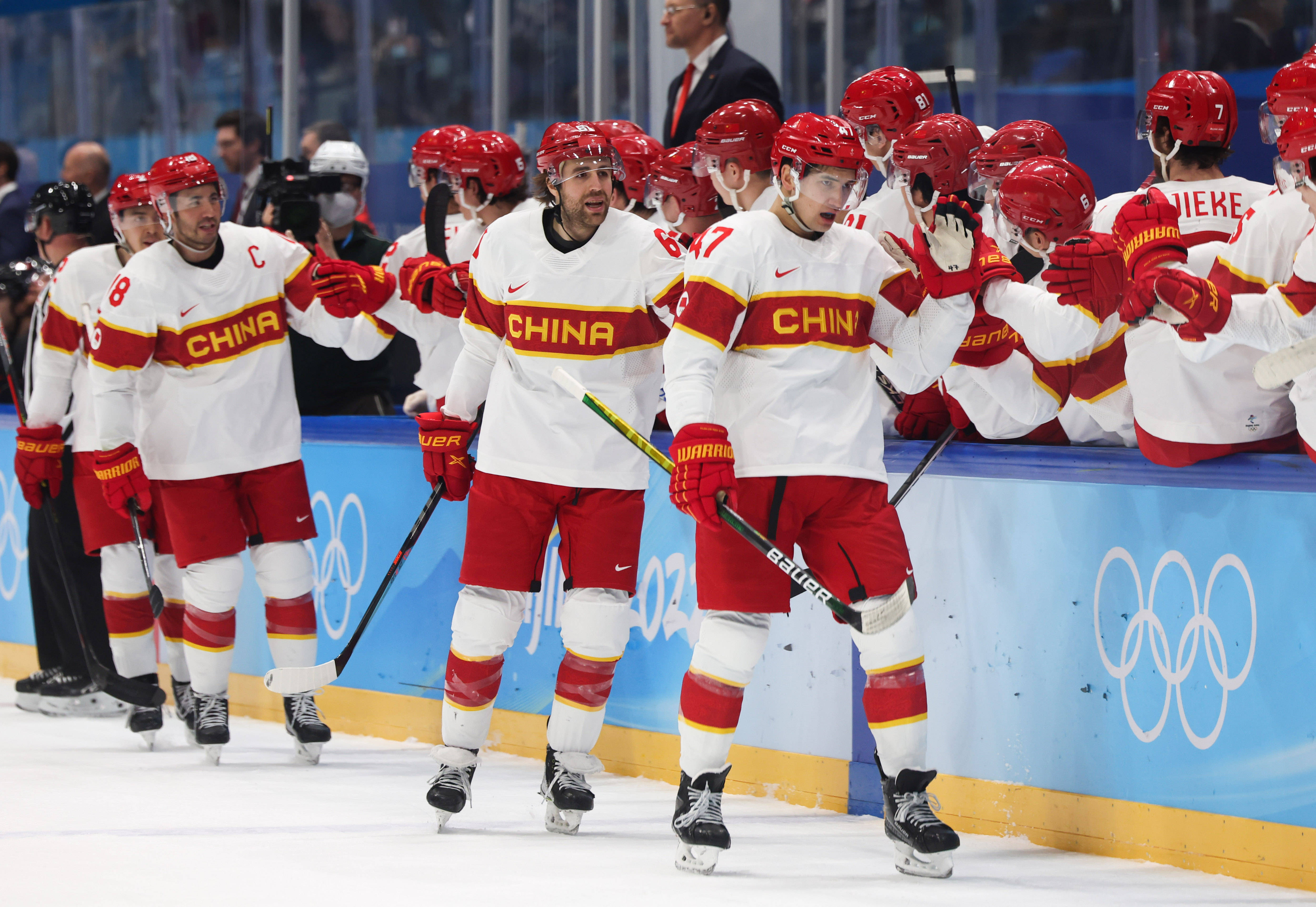 2月15日,中国队球员在北京2022年冬奥会男子冰球晋级资格赛对阵加拿大