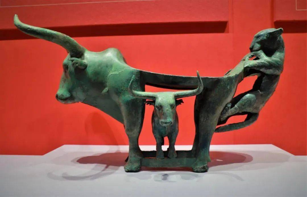 印 甘肃省博物馆藏▲北朝 青釉塑贴飞天团龙纹仰覆莲花尊河北省景县北