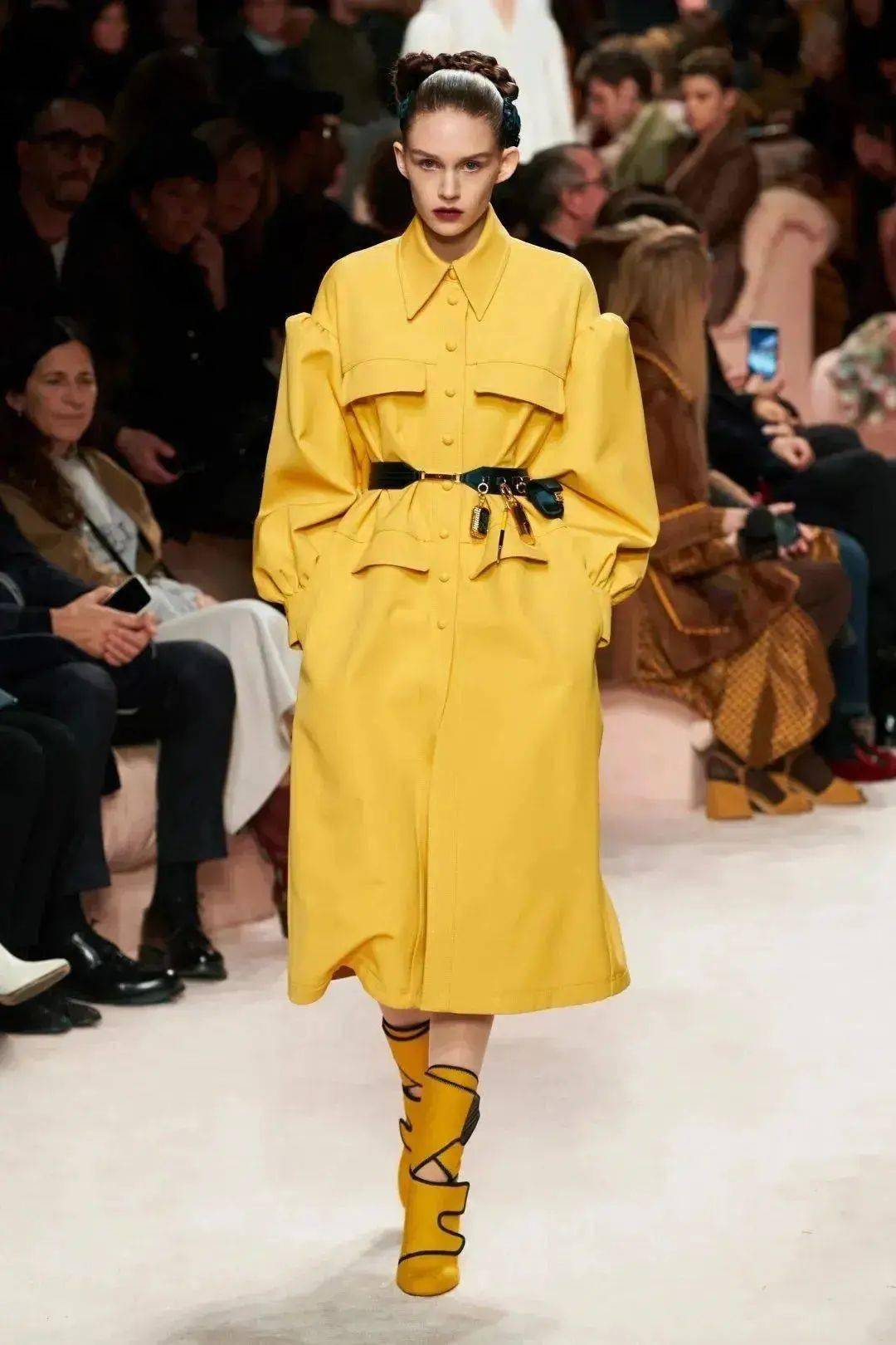 时尚黄色—02而且这种明度很高的黄色,属于非常显白的色彩,就像给皮肤