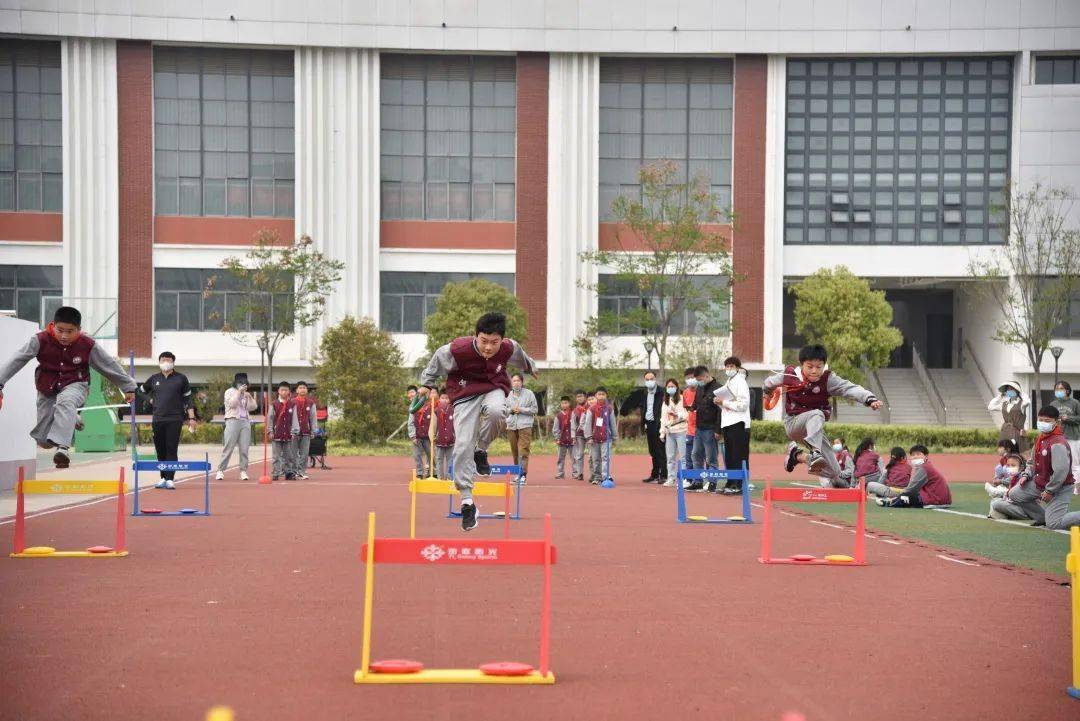 采用"每日一赛"方式,设置了短跨接力,十字跳,越过障碍掷准,一级方程式