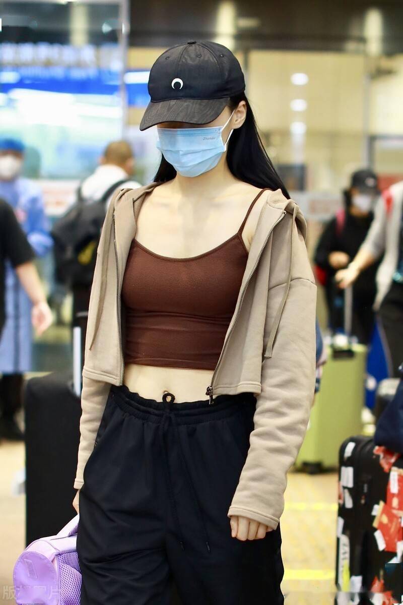 街拍:刘柏辛吊带背心 拉链外套 棒球帽随性休闲