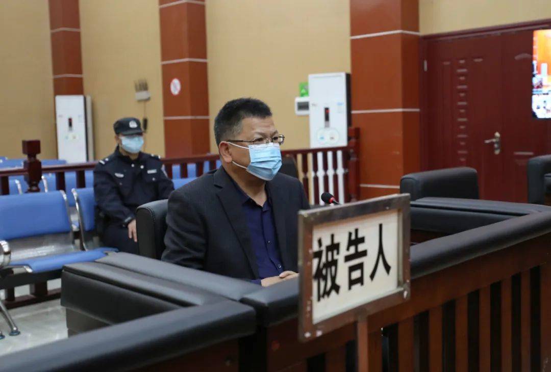 被告人出庭受审李忠平犯受贿罪获刑四年六个月4月15日,岑溪市人民