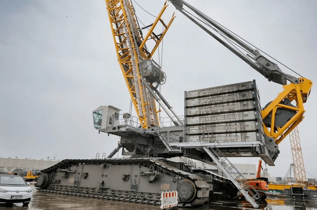 最大起重能力2500吨首台利勃海尔全新履带吊lr1250010正式启用