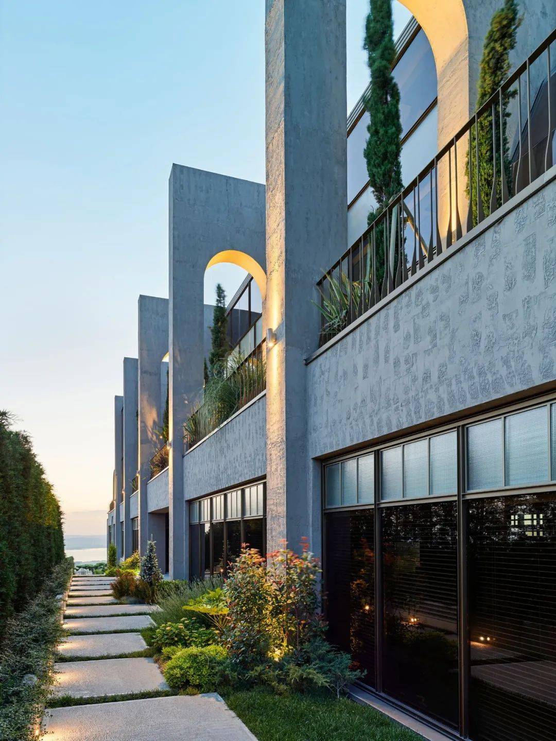 zemberek design | 工业风,超有范_建筑_穿过_室内花园
