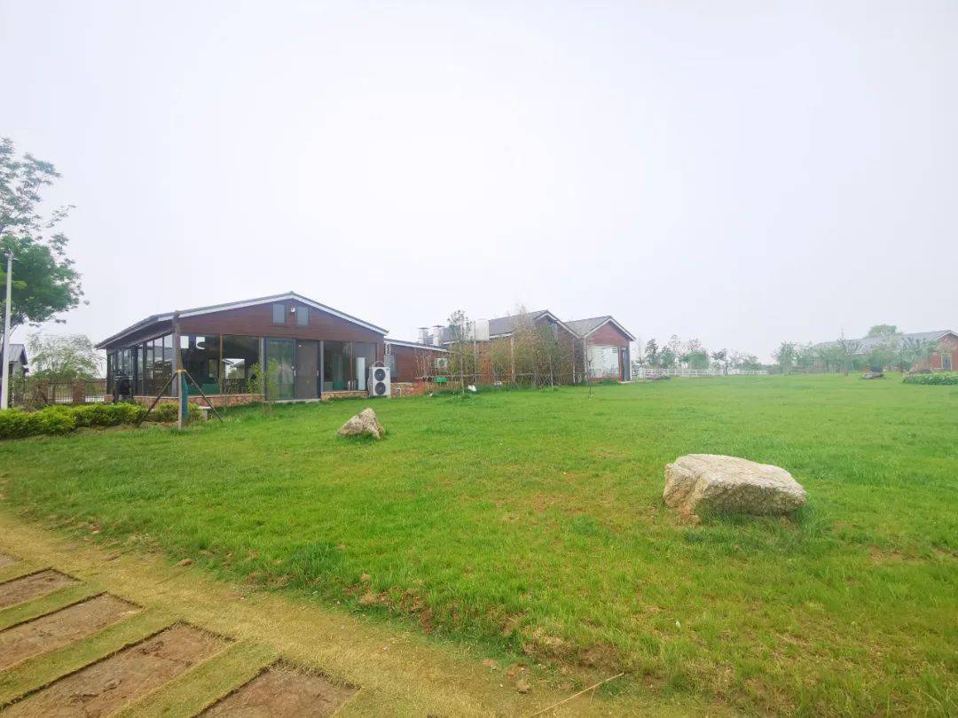 别具匠心的建筑风格,是整个湖景民宿庄园最温馨的亮点.