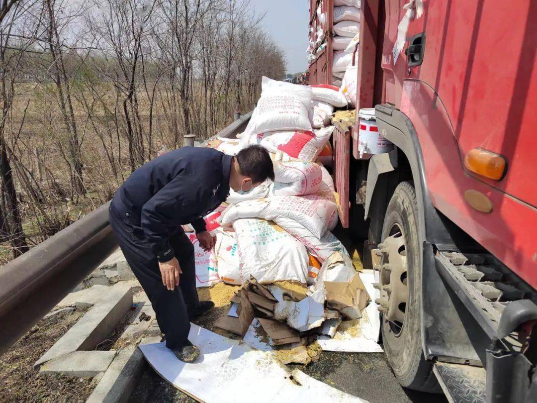 辽阳县公安局成功处置一起高速货车自燃事件_赵宝天_车辆通行_饲料