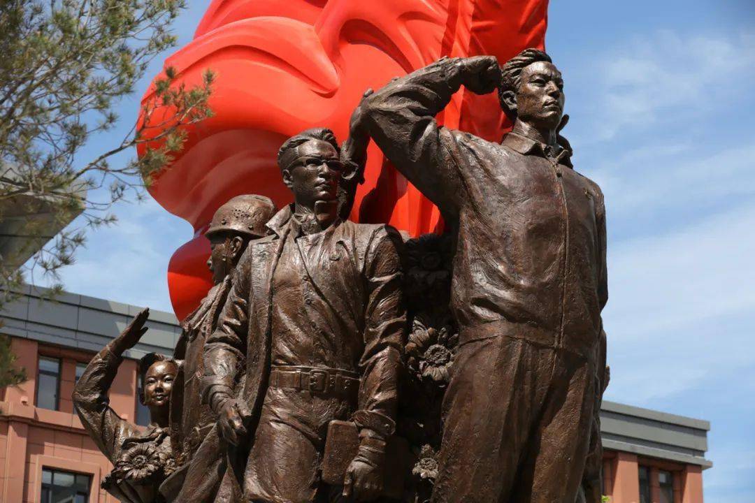 中央美院雕塑团队创作完成中央团校校园主题雕塑理想