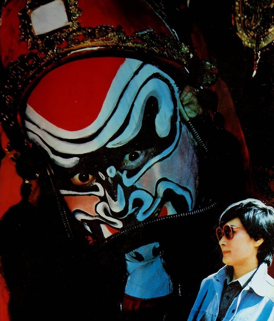 黄蜀芹设法找到了裴艳玲,去她所在的剧团,和她同吃同住,采访,挖掘关于