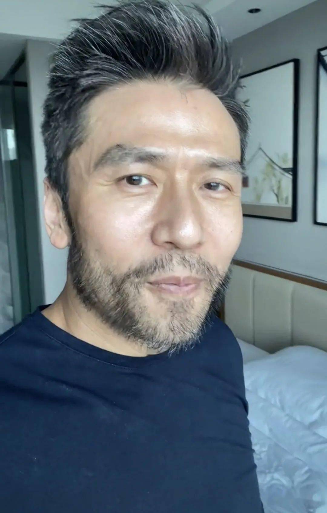 唐文龙结束隔离太开心请网友推荐重庆美食52岁头发胡子已花白