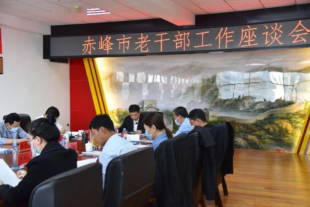 局长744月18日,黄河到赤峰市图书馆调研,详细了解图书馆改造升级