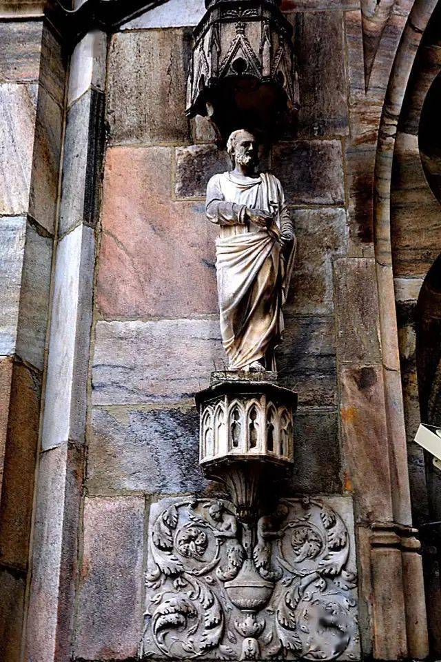 精雕细刻米兰大教堂外