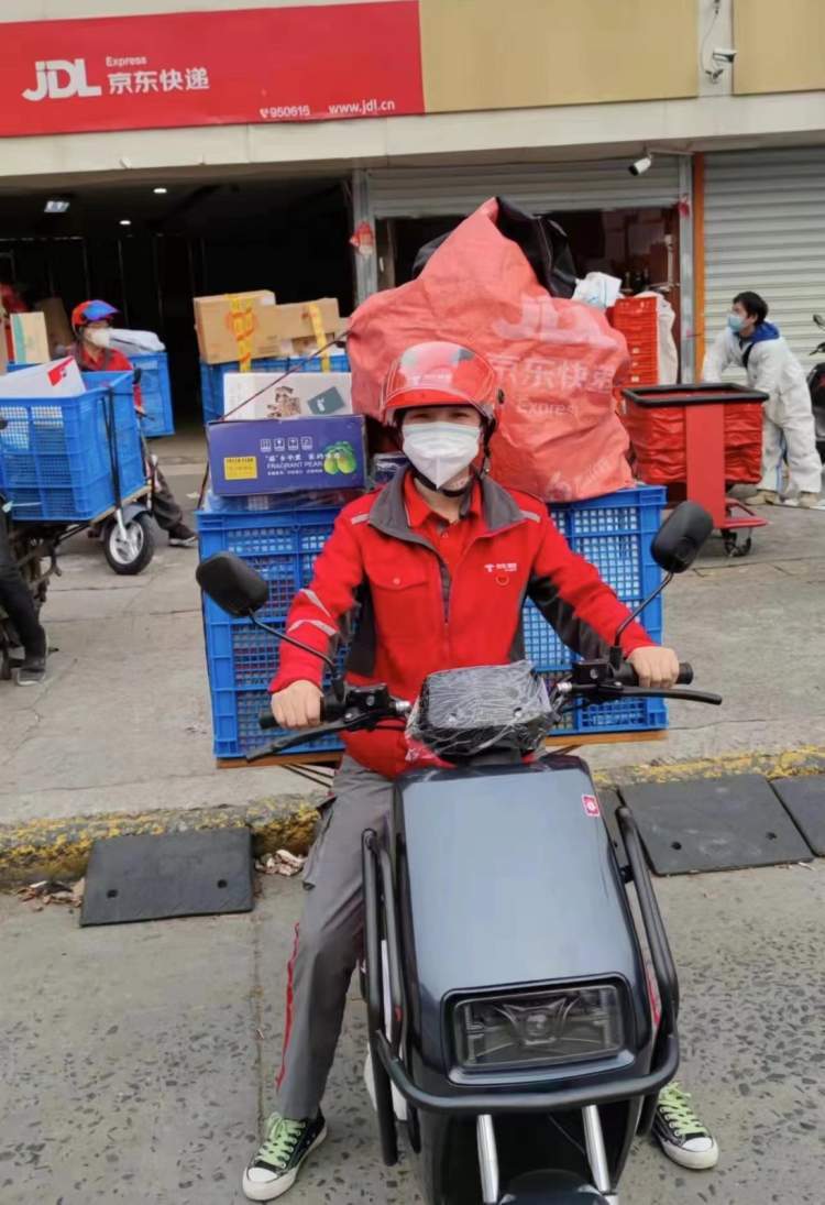 想为这座城市做些什么,等疫情结束才回家_上海_员龚亮_工作