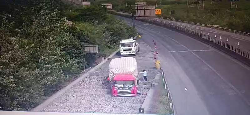 高速上货车频繁制动致刹车失灵幸亏紧急避险车道起到大作用