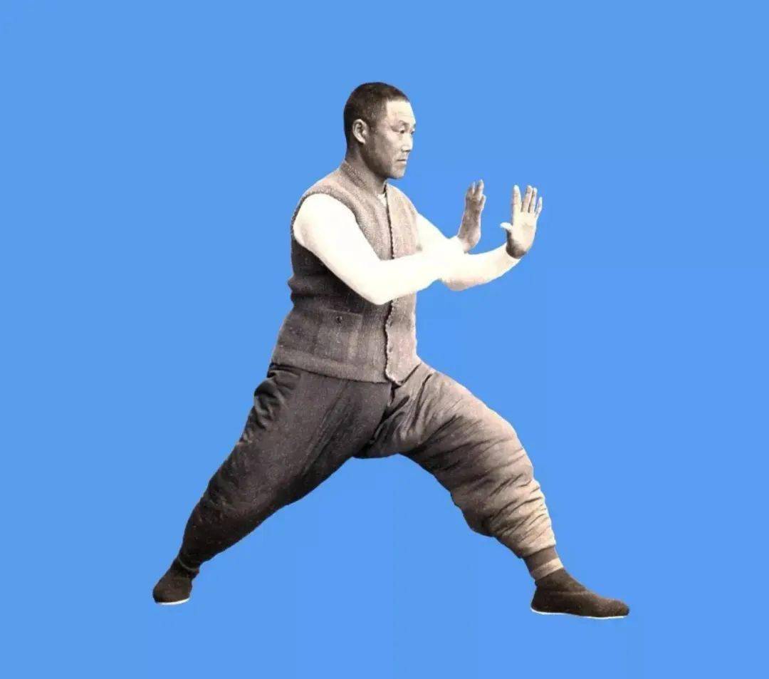 (崔毅士先生拳照)崔毅士1909年拜在杨澄甫门下成为入室弟子.