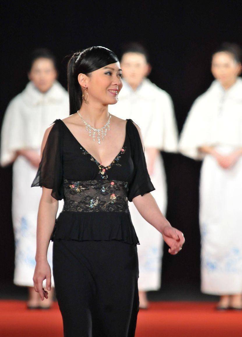 大李琳挺有女人味的身材虽然不瘦但穿衣显出优雅贵妇的气度