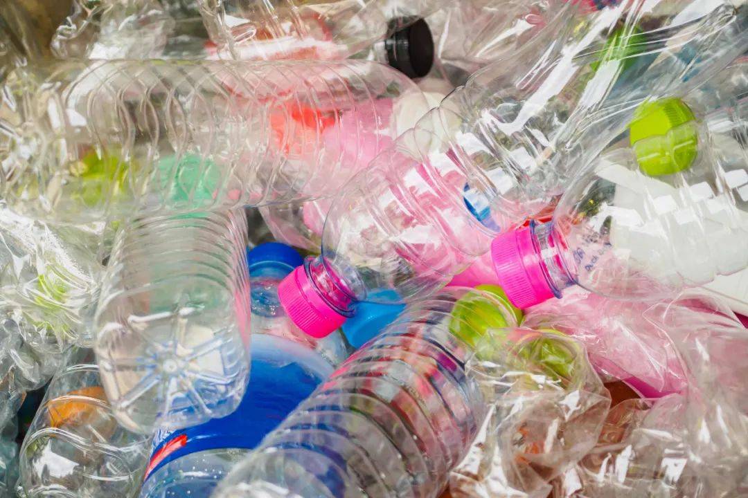 图虫从回收的角度来看,饮料瓶绝对是被低估的潜力股,绝大多数瓶身用