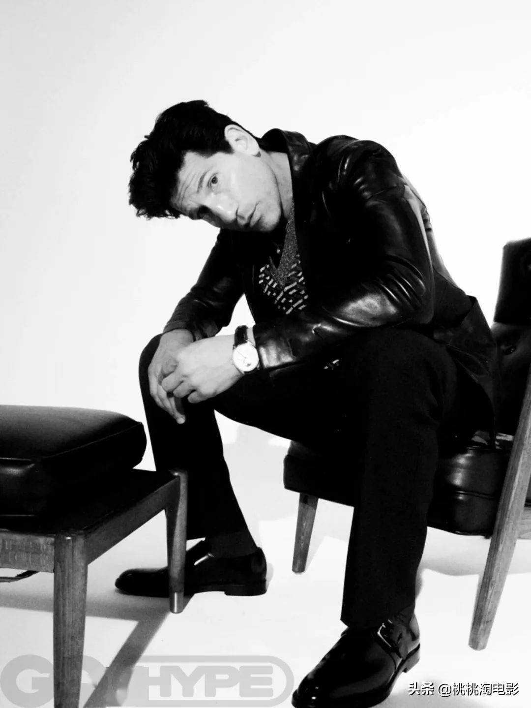 《惩罚者》主演乔·博恩瑟型男杂志大片,"歪头杀"展现硬汉柔情_美国