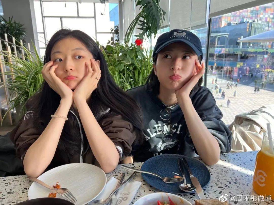 和倪妮合影曝光后周雨彤的闺蜜团藏不住了