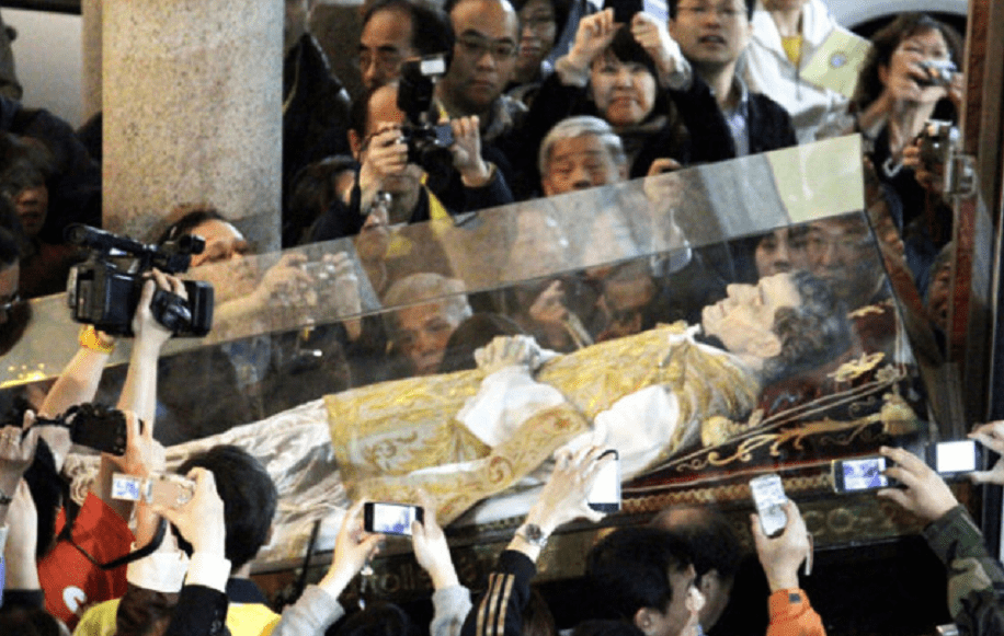 原创巴黎圣母院挖出罕见人形铅棺内部保存完好它有什么特别之处