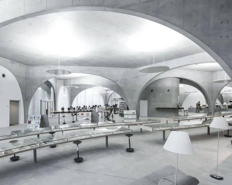 伊东丰雄拱形的艺术多摩美术大学图书馆