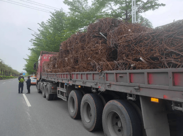好家伙载了满满一车钢筋也不绑扎就贸然上路厦门一司机被重罚