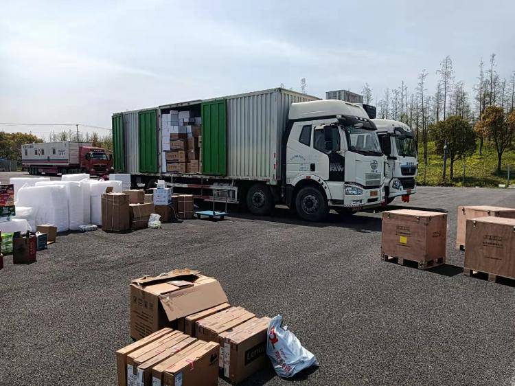 济南90后货车司机7次往返运送物资驰援上海21天以车为家