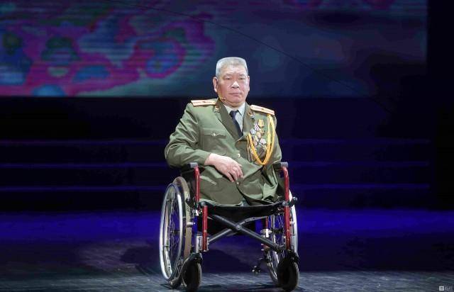 为救战友失去双腿和左手,7次截肢身高84厘米,后娶19岁美女为妻