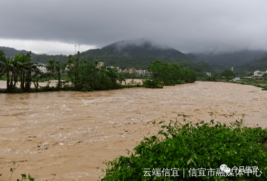 北界镇突发暴雨洪水北界镇多处出现水灾,当天上午8时,北界镇高坡累计